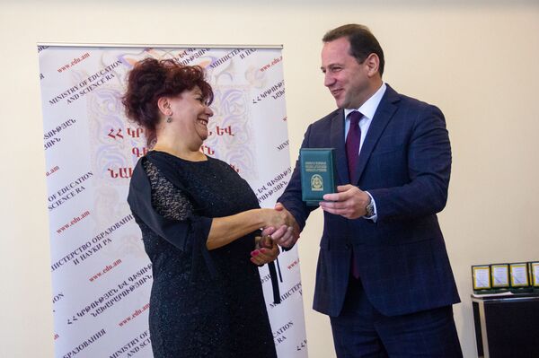 Денежные призы и медали: кто из армянских педагогов признан лучшим Денежные призы и медали: кто из армянских педагогов признан лучшим - Sputnik Армения