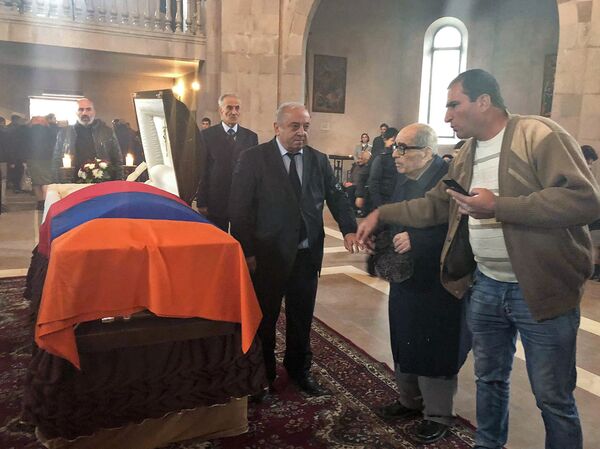 Если бы не политика, или Прощание с легендой: гюмрийцы раскрывают секреты Юрия Варданяна - Sputnik Армения