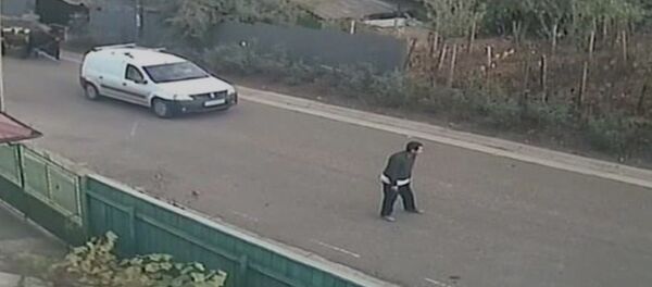 Автомобиль провез телегу на буксире Автомобиль провез телегу на буксире - Sputnik Армения