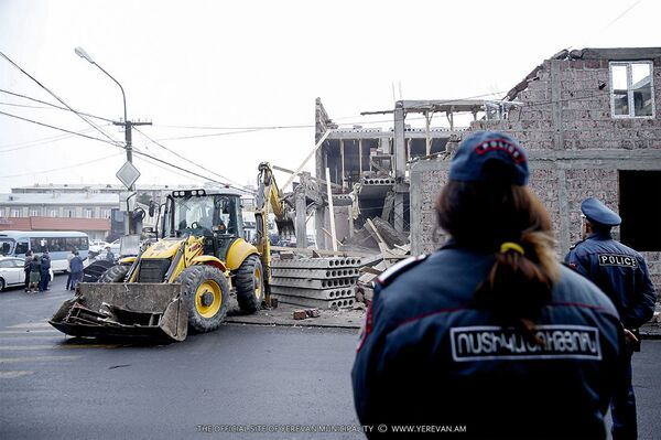 Ինքդ արել ես, ինքդ էլ քանդիր. քաղաքապետարանը սկսել է կտրուկ գործել Ինքդ արել ես, ինքդ էլ քանդիր. քաղաքապետարանը սկսել է կտրուկ գործել - Sputnik Արմենիա
