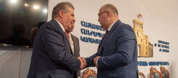 Пресс-конференция по итогам подписания обновленного договора о новой ТЭС (13 ноября 2018). Еревaн Пресс-конференция по итогам подписания обновленного договора о новой ТЭС (13 ноября 2018). Еревaн - Sputnik Армения