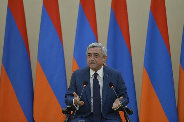 Президент Армении Серж Саргсян на приеме в честь школьников-призеров международных олимпиад и конкурсов Президент Армении Серж Саргсян на приеме в честь школьников-призеров международных олимпиад и конкурсов - Sputnik Армения