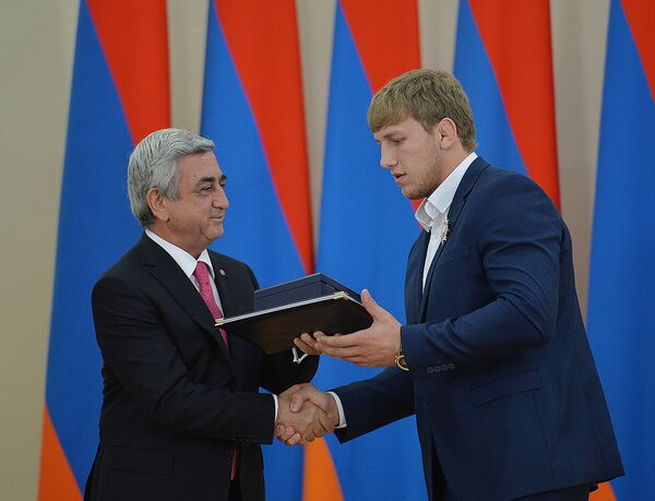 Президент Армении Серж Саргсян по случаю 24-й годовщины независимости Армении награждает двухкратного чемпиона мира по борьбе Артура Алексаняна Президент Армении Серж Саргсян по случаю 24-й годовщины независимости Армении награждает двухкратного чемпиона мира по борьбе Артура Алексаняна - Sputnik Армения