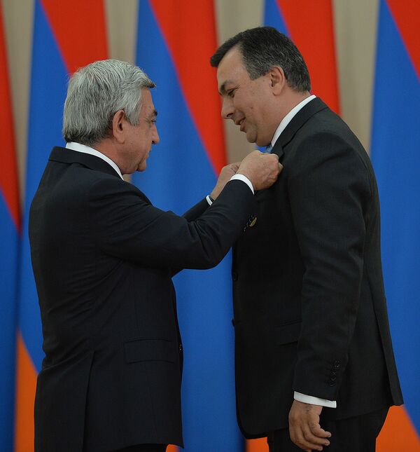 Президент Армении Серж Саргсян по случаю 24-й годовщины независимости Армении награждает председателя Общественного радио Армении Армена Амиряна Президент Армении Серж Саргсян по случаю 24-й годовщины независимости Армении награждает председателя Общественного радио Армении Армена Амиряна - Sputnik Армения