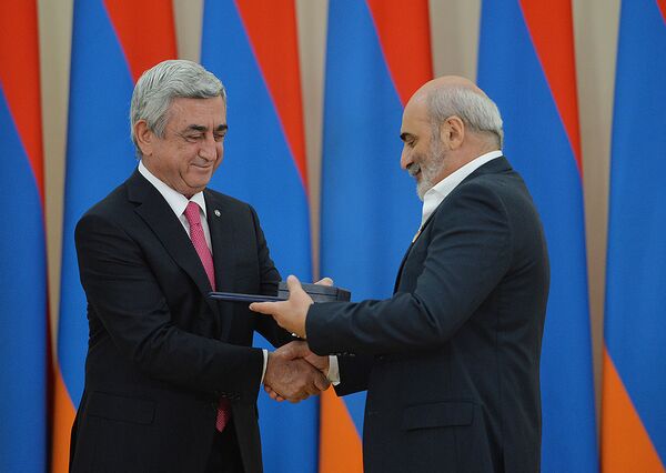 Президент Армении Серж Саргсян по случаю 24-й годовщины независимости Армении награждает актера Микаеля Погосяна Президент Армении Серж Саргсян по случаю 24-й годовщины независимости Армении награждает актера Микаеля Погосяна - Sputnik Армения