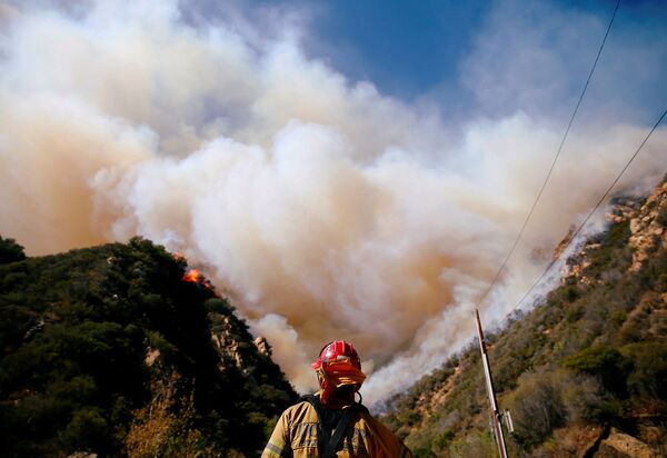 Пожарные борются с огнем (11 ноября 2018). Малибу, Калифорния - Sputnik Армения