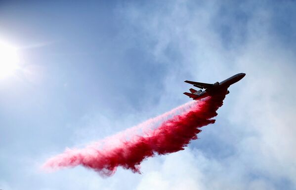 Самолет сбрасывает огнезащитный состав, когда пожарные сражаются с огнем (11 ноября 2018). Малибу, Калифорния - Sputnik Армения
