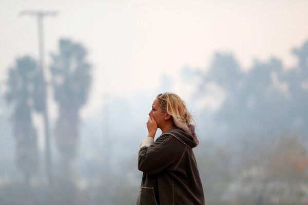 Реакция женщины на последствия лесных пожаров (9 ноября 2018). Малибу, Калифорния - Sputnik Армения