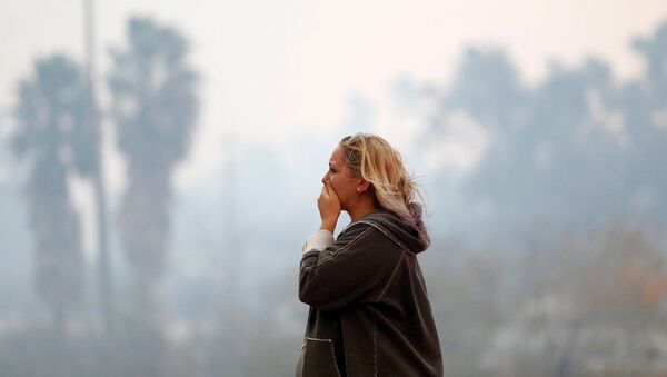 Реакция женщины на последствия лесных пожаров (9 ноября 2018). Малибу, Калифорния - Sputnik Армения