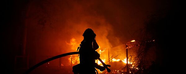 Пожарный борется с огнем (9 ноября 2018). Малибу, Калифорния - Sputnik Армения