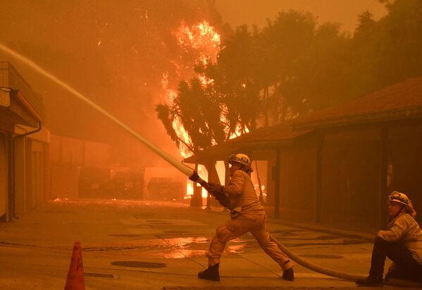 Հրշեջները պայքարում են կրակի դեմ, (2018 թվականի նոյեմբերի 9), Մալիբու, Կալիֆոռնիա  - Sputnik Արմենիա