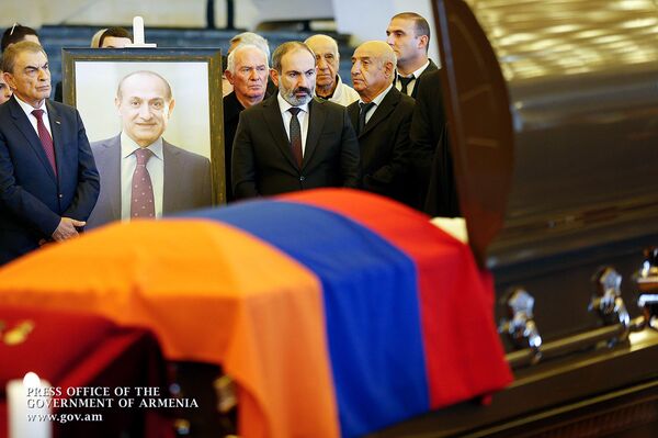 Пашинян попрощался с легендарным спортсменом Юрием Варданяном - Sputnik Армения