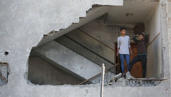 Молодые люди в жилом доме, пострадавшем от ракетного удара Израиля по территории сектора Газа - Sputnik Армения