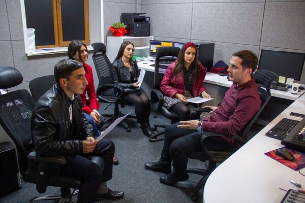 Мастер-класс для студентов, или Как в ЕГУ учат не только в аудиториях Мастер-класс для студентов, или Как в ЕГУ учат не только в аудиториях - Sputnik Армения