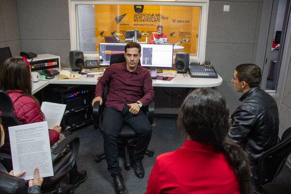 Мастер-класс для студентов, или Как в ЕГУ учат не только в аудиториях Мастер-класс для студентов, или Как в ЕГУ учат не только в аудиториях - Sputnik Армения