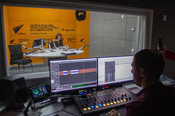 Мастер-класс для студентов, или Как в ЕГУ учат не только в аудиториях Мастер-класс для студентов, или Как в ЕГУ учат не только в аудиториях - Sputnik Армения