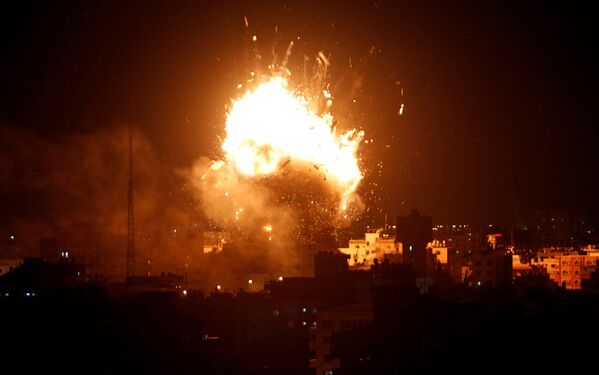 Взрыв во время израильского авиаудара по телевизионной станции ХАМАС в городе Газа (12 ноября 2018). Газа - Sputnik Армения