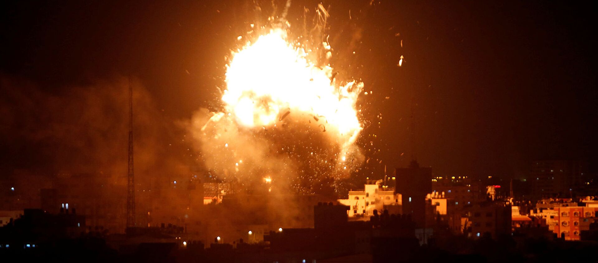 Взрыв во время израильского авиаудара по телевизионной станции ХАМАС в городе Газа (12 ноября 2018). Газа - Sputnik Армения, 1920, 12.05.2021