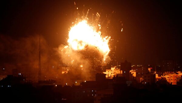 Взрыв во время израильского авиаудара по телевизионной станции ХАМАС в городе Газа (12 ноября 2018). Газа - Sputnik Արմենիա