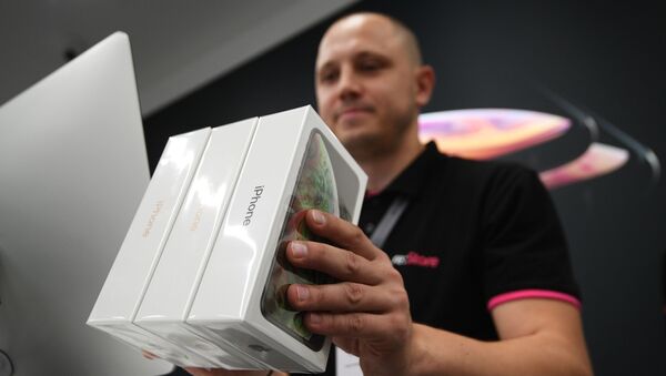 Коробки с телефонами iPhone XS и iPhone XS Max в магазине re:Store - Sputnik Армения