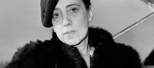 Модельер Эльза Скьяпарелли (1890-1973) на борту SS Queen Mary по прибытии в США (29 ноября 1937). Нью-Йорк - Sputnik Армения