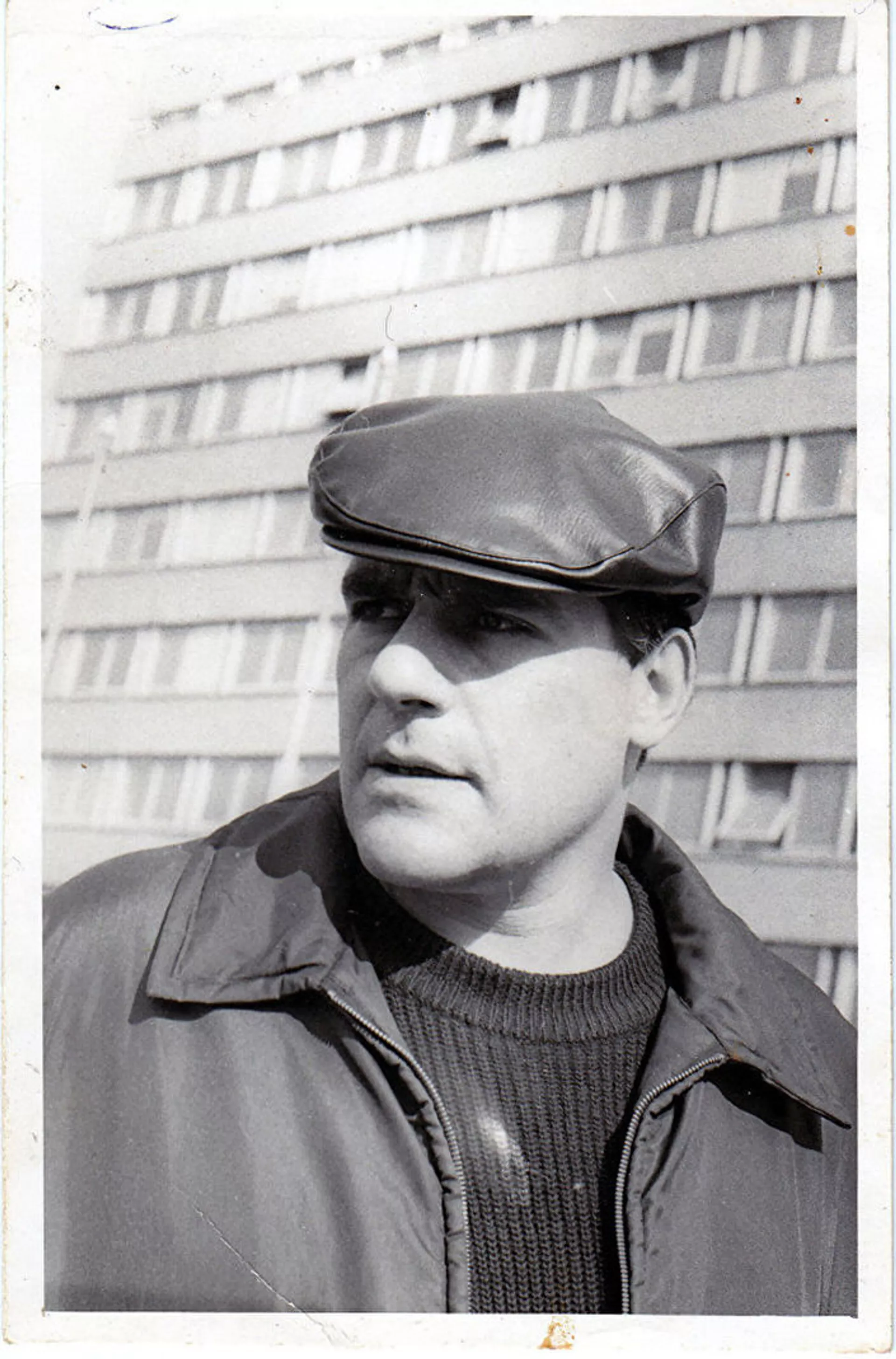 Сергей Довлатов на фоне таллинского дома печати (1974 год). - Sputnik Армения, 1920, 14.09.2021