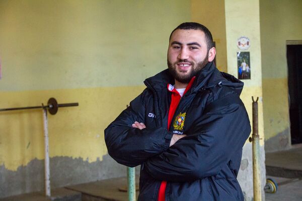 Симону Мартиросяну не дают прохода – тяжелоатлет избалован любовью девушек и не только... - Sputnik Армения