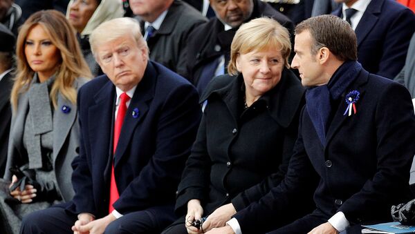 Президент США Дональд Трамп наблюдает, как президент Франции Эммануэль Макрон беседует с канцлером Германии Ангелой Меркель во время церемонии празднования Дня перемирия, спустя 100 лет после окончания Первой мировой войны (11 ноября 2018). Париж - Sputnik Армения