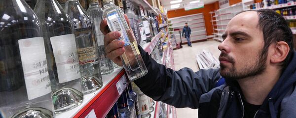 Мужчина в отделе алкогольной продукции супермаркета - Sputnik Армения