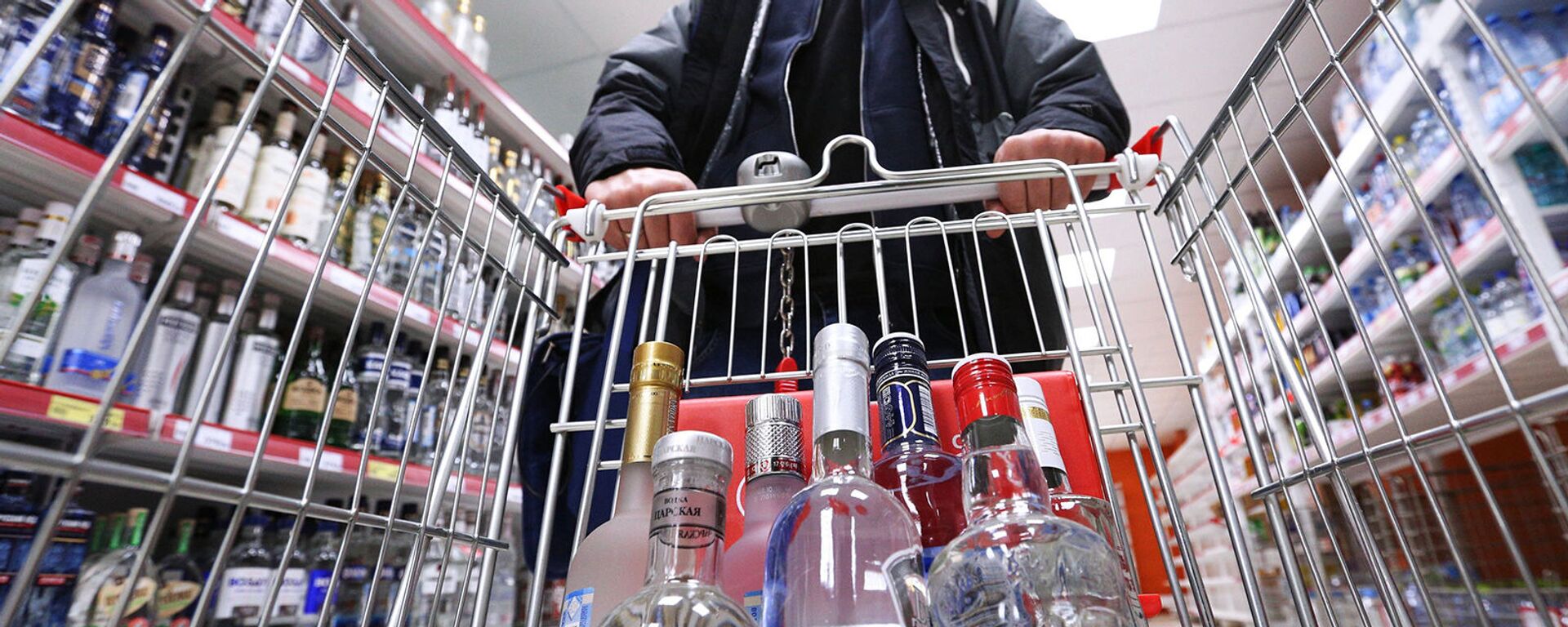Мужчина в отделе алкогольной продукции супермаркета - Sputnik Армения, 1920, 21.11.2018