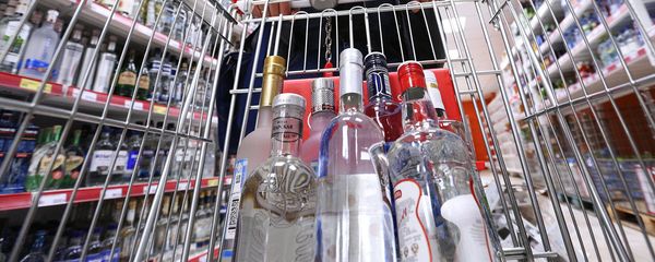 Мужчина в отделе алкогольной продукции супермаркета Мужчина в отделе алкогольной продукции супермаркета - Sputnik Армения