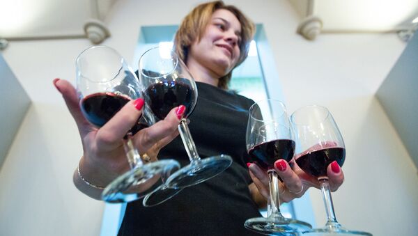 Девушка с бокалами красного вина - Sputnik Армения