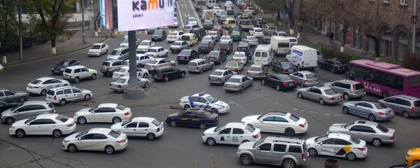 Час пик на перекрестке улиц Лусаворича, Агатангегоса и проспекта Аршакуняц Час пик на перекрестке улиц Лусаворича, Агатангегоса и проспекта Аршакуняц - Sputnik Արմենիա