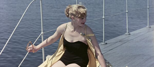 Модель демонстрирует купальный костюм. 1956 год - Sputnik Армения