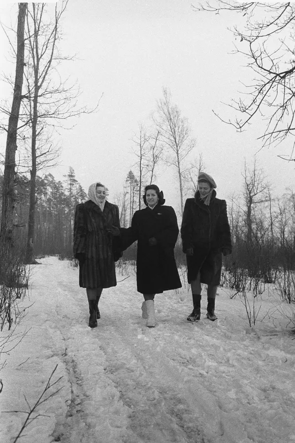 Балерина Ольга Лепешинская с подругами на прогулке, 1951 год - Sputnik Армения