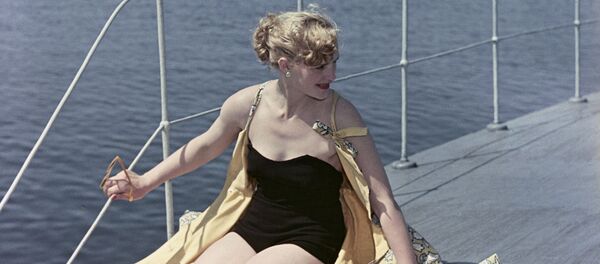 Модель демонстрирует купальный костюм. 1956 год Модель демонстрирует купальный костюм. 1956 год - Sputnik Արմենիա