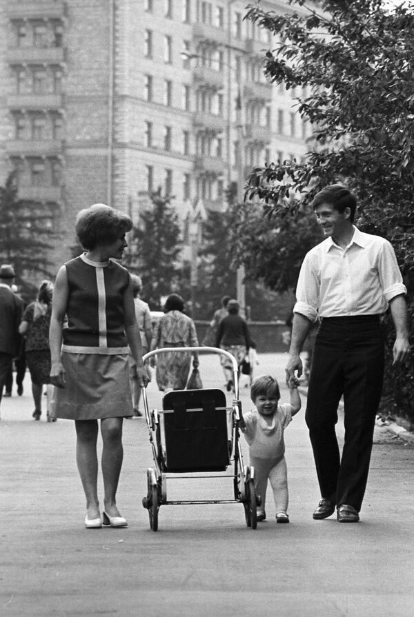 Ընտանիքը զբոսանքի ժամանակ, Մոսկվա, 1973 թիվ - Sputnik Արմենիա