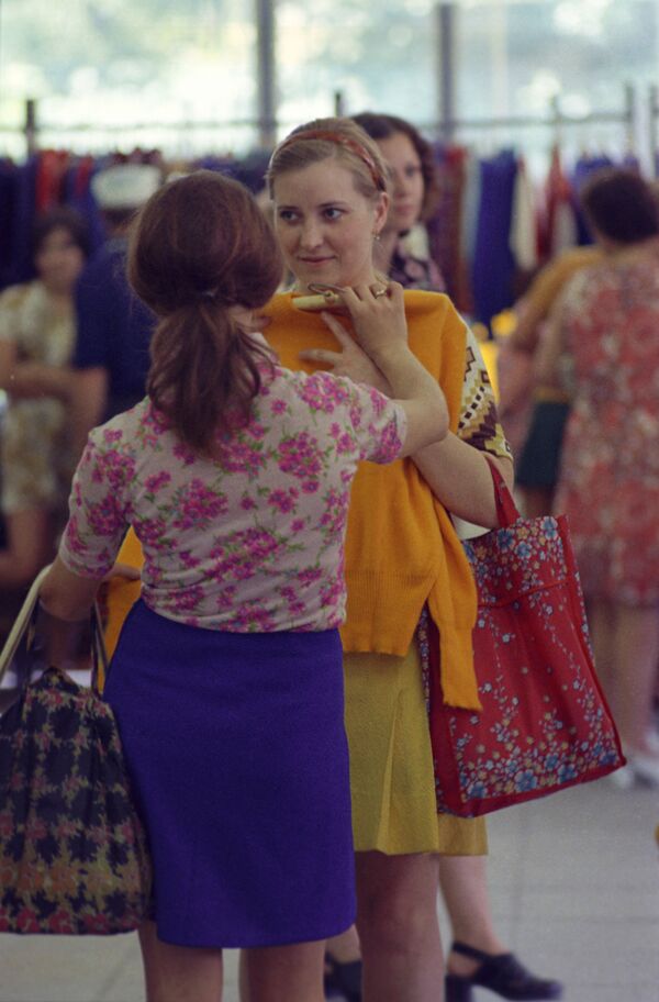 Покупатели в магазине Трикотаж. Москва, 1975 год - Sputnik Армения