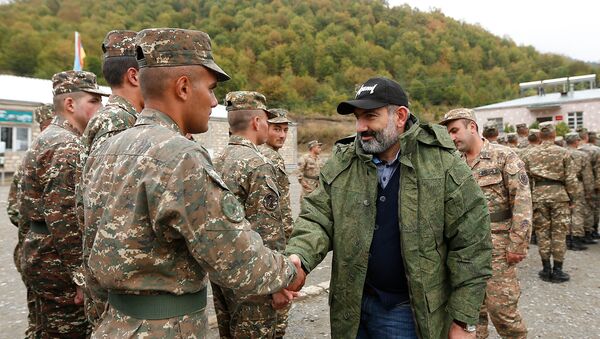 Премьер-министр Никол Пашинян с солдатами (18 сентября 2018). Карабах - Sputnik Армения