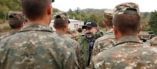 Премьер-министр Никол Пашинян с солдатами (18 сентября 2018). Карабах - Sputnik Армения