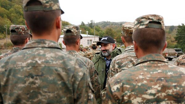 Премьер-министр Никол Пашинян с солдатами (18 сентября 2018). Карабах - Sputnik Արմենիա