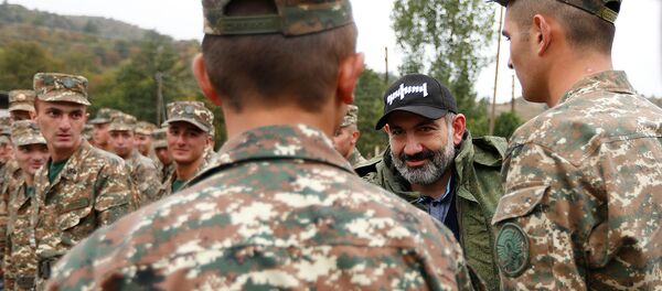 Премьер-министр Никол Пашинян с солдатами (18 сентября 2018). Карабах - Sputnik Армения