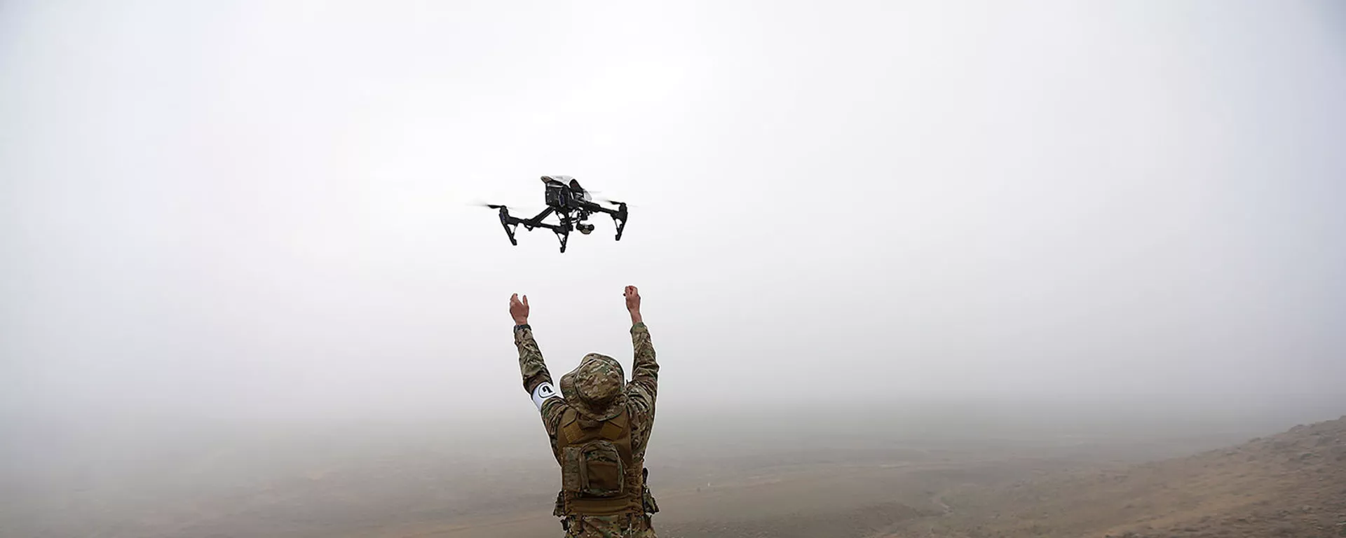 Армянский военнослужащий с беспилотным летательным устройством - Sputnik Армения, 1920, 27.08.2021