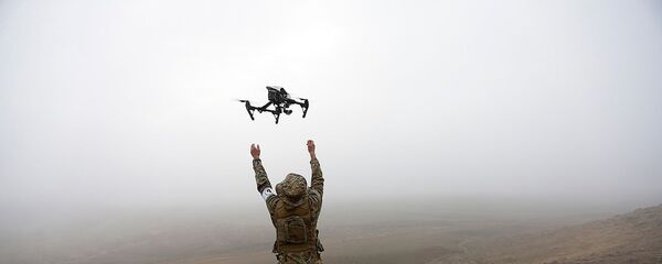 Армянский военнослужащий с беспилотным летательным устройством - Sputnik Армения