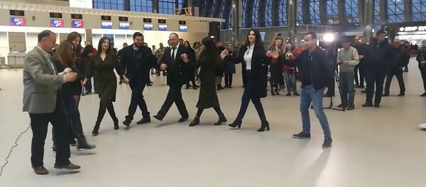 Армяне устроили гулянья в аэропорту «Симферополь» - Sputnik Армения