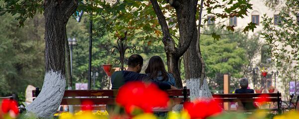 Пара в парке - Sputnik Армения