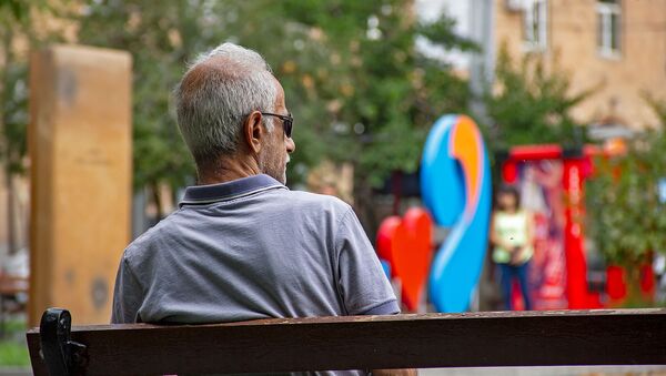 Пожилой человек на скамье - Sputnik Армения