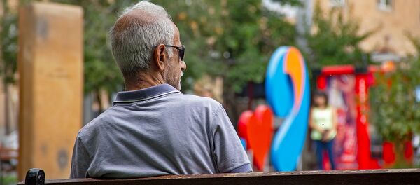 Пожилой человек на скамье - Sputnik Արմենիա