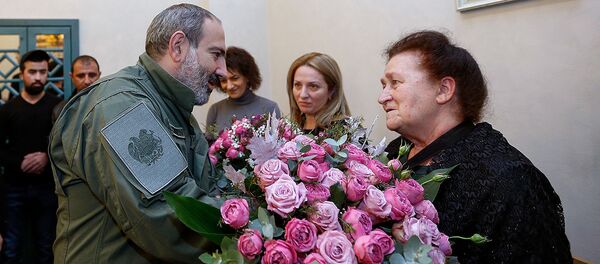 И.о. премьер-министра Никол Пашинян принял участие в церемонии, посвященной дню рождения героя Арцаха Роберта Абаджяна в Реабилитационном центре защитника Отечества (16 ноября 2018). Еревaн - Sputnik Արմենիա