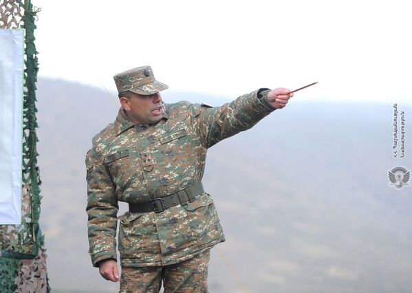 Офицер армянской армии на боевой позиции - Sputnik Армения